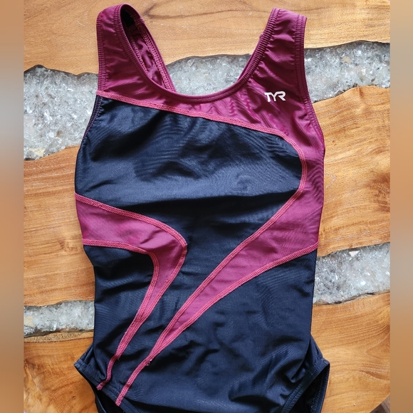 TYR Women's Athletic One-piece Swimsuit EUC - Picture 3 of 7